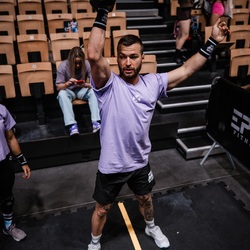 Trop fort pour passer inaperçu ! 💪

@enguerrand_aucher 

#verybadwod #crossfitcommunity #crossfitboy