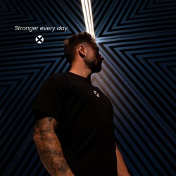 Every rep. Every drop of sweat. Every day stronger. 💥

👨: @val_renson 
📸 : @nomadic_prod 

#StrongerEveryDay #NoLimits #Mindset #FitnessMotivation #RiseAndGrind #TrainHard #BeRelentless #AthleteLife #PushYourLimits #NeverSettle