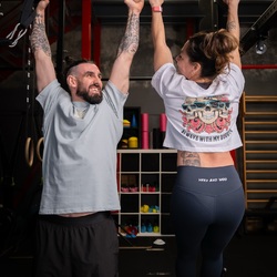 Lilloo & Gaëtan sous les projecteurs 📸

Une super énergie, des fous rires et des souvenirs qu’on garde en tête 🖤

Merci de porter fièrement nos tenues Very Bad Wod : vous les représentez à la perfection 💪

#crossfitladies #crossfitstyle #crossfitoutfit #trainhardwithfun #verybadwod #crossfitcomunity